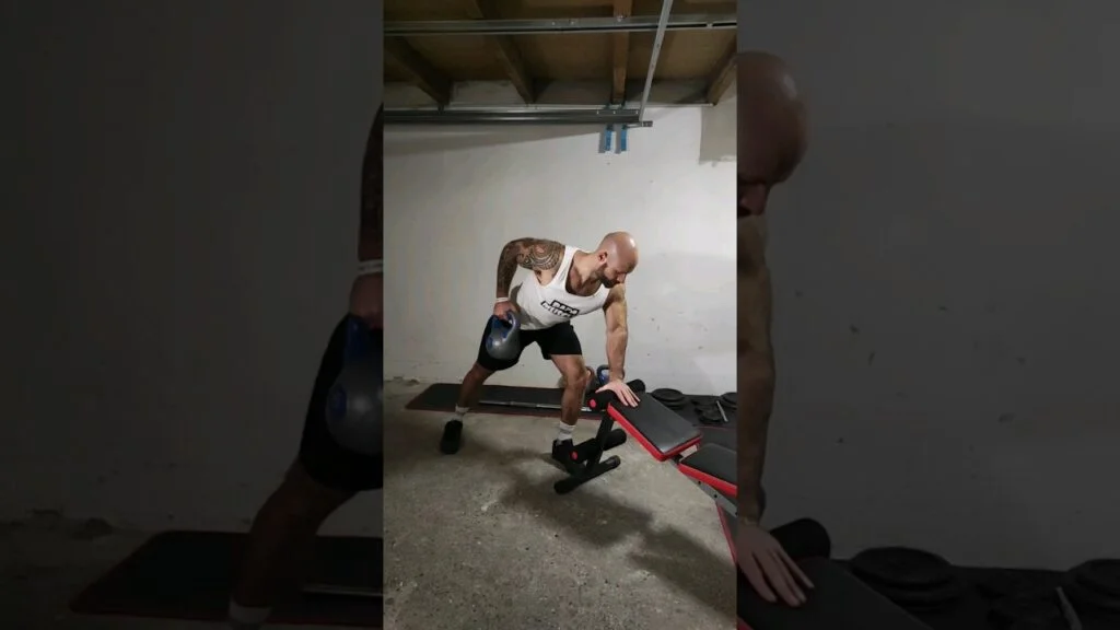 Rowing kettlebell à un bras (one arm kettlebell row)