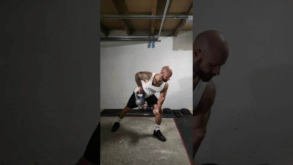 Rowing kettlebell à un bras sur genou avec rotation du poignet (one arm kettlebell row on knee with wrist rotation)