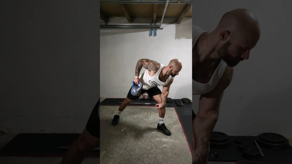 Rowing kettlebell Ă un bras sur genou (one arm kettlebell row on knee)