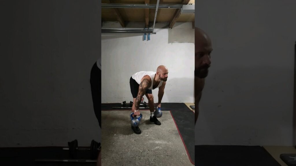 Soulevé de terre roumain kettlebell (kettlebell romanian deadlift)