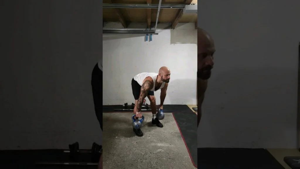 Soulevé de terre roumain kettlebell (kettlebell romanian deadlift)