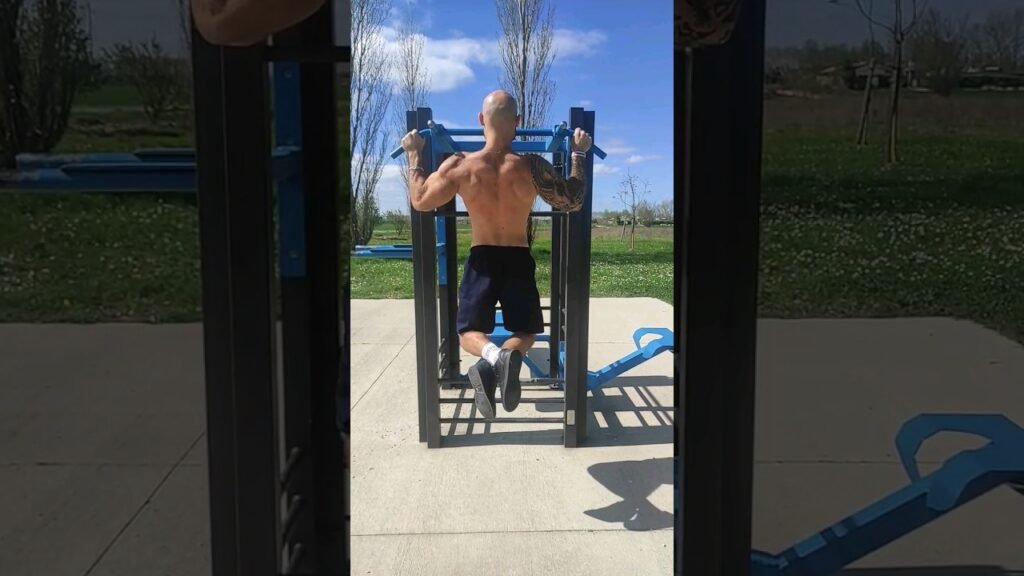 Traction pronation prise large (wide grip pull-up)