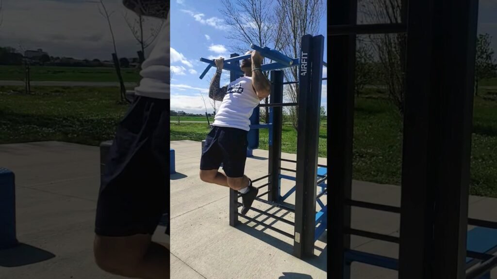 Traction supination prise large (wide grip chin-up)