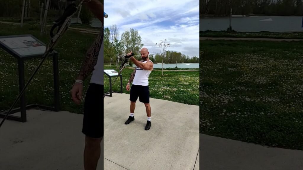 Élévation frontale TRX supination à un bras (one arm underhand TRX front raise)