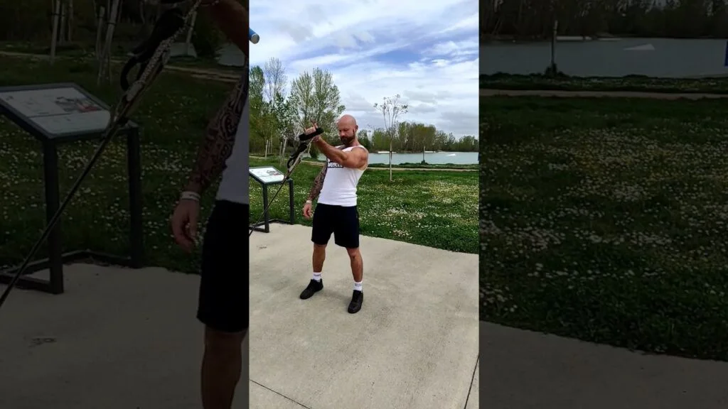 Élévation frontale TRX supination à un bras (one arm underhand TRX front raise)