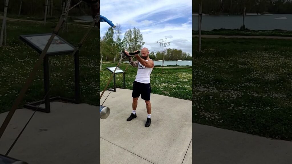 Élévation frontale TRX supination (underhand TRX front raise)