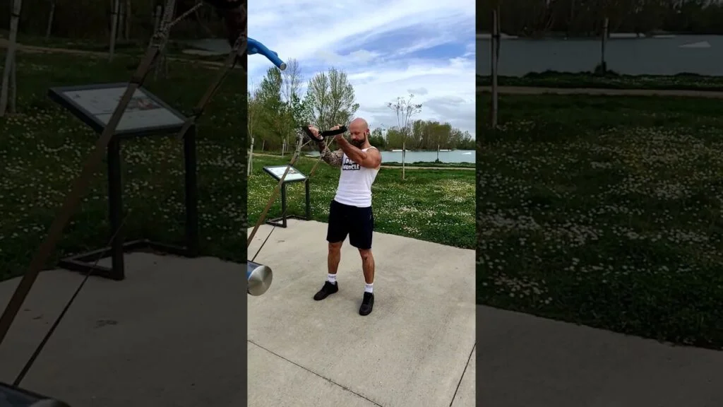 Élévation frontale TRX supination (underhand TRX front raise)