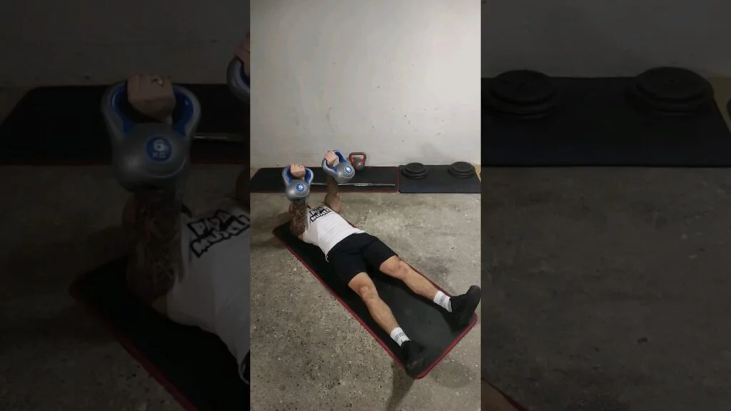 Élévation frontale couché au sol kettlebell supination (lying on the floor underhand kettlebell front raise)