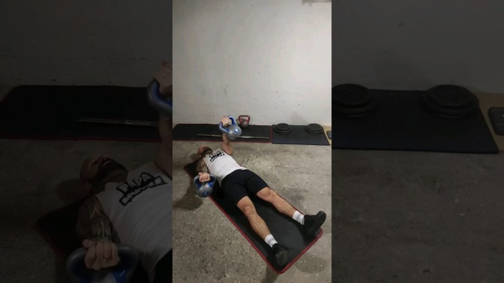 Élévation frontale couché au sol kettlebell supination alterné (alternating lying on the floor underhand kettlebell front raise)