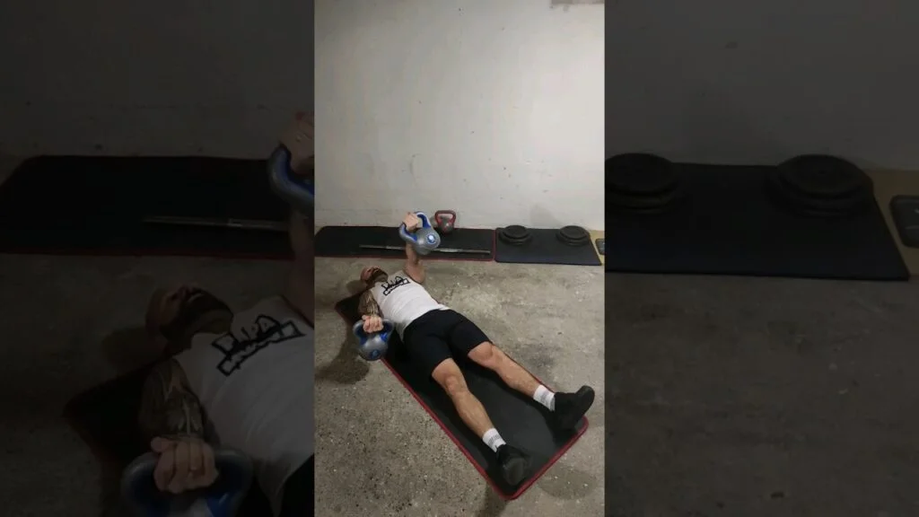 Élévation frontale couché au sol kettlebell supination alterné (alternating lying on the floor underhand kettlebell front raise)