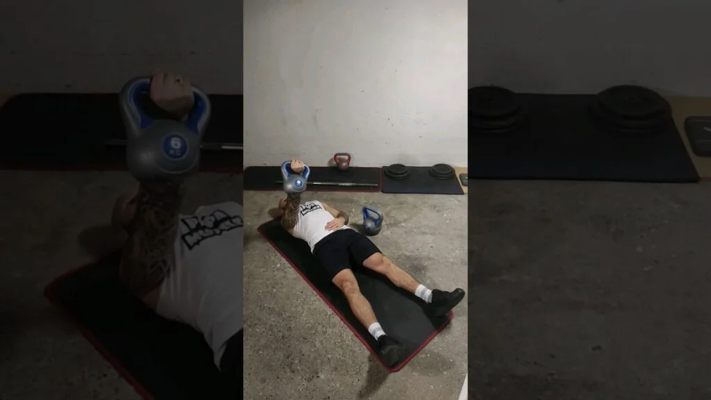 Élévation frontale couché au sol kettlebell supination à un bras (lying on the floor one arm underhand kettlebell front raise)