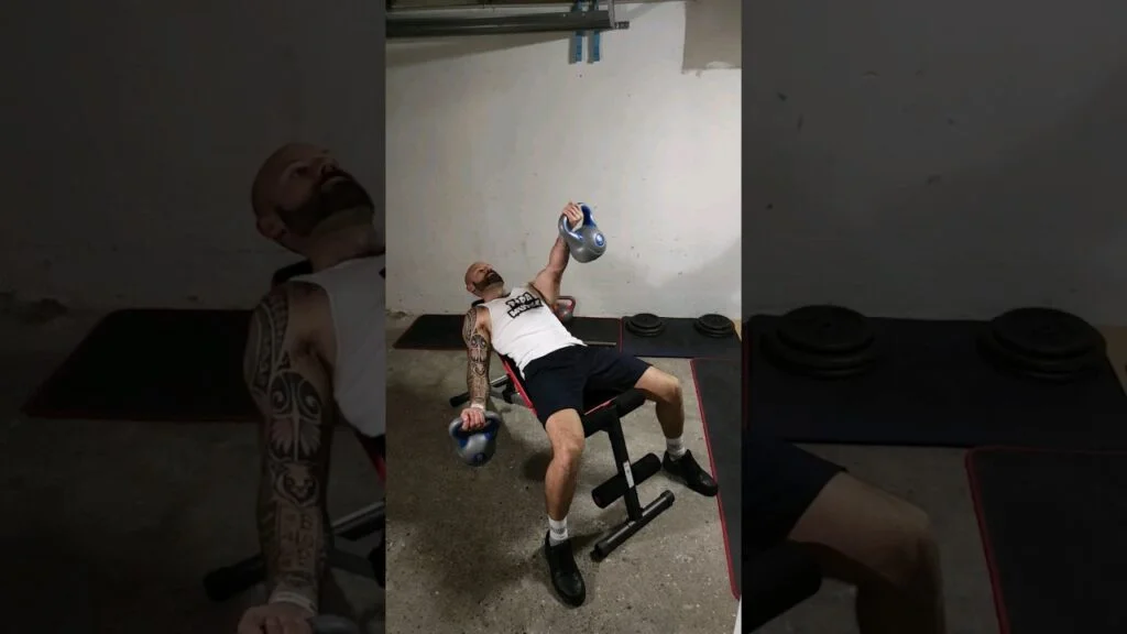 Élévation frontale incliné kettlebell supination alterné (alternating incline underhand kettlebell front raise)
