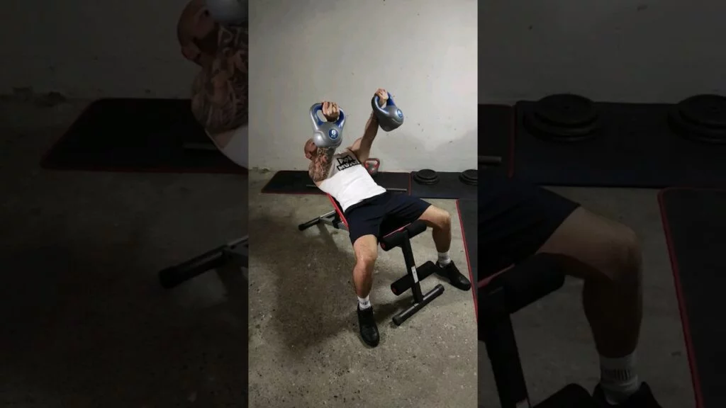 Élévation frontale incliné kettlebell supination (incline underhand kettlebell front raise)