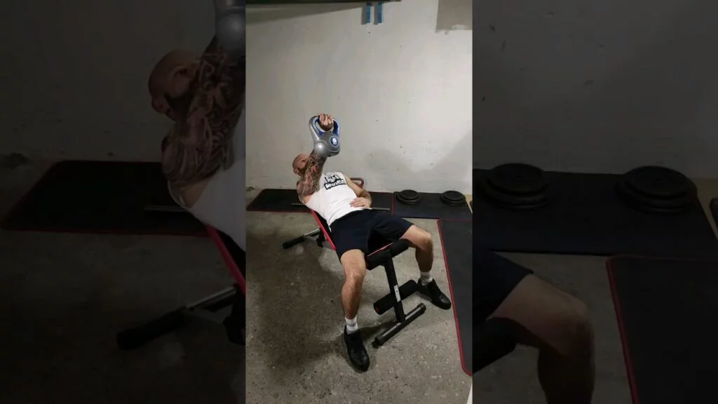 Élévation frontale incliné kettlebell supination à un bras (incline one arm underhand kettlebell front raise)