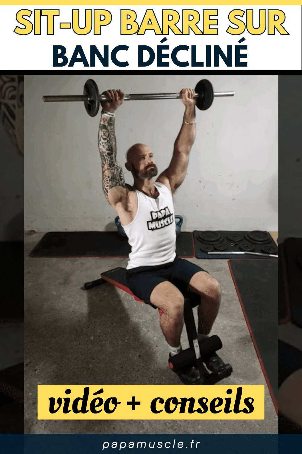 sit-up barre sur banc décliné