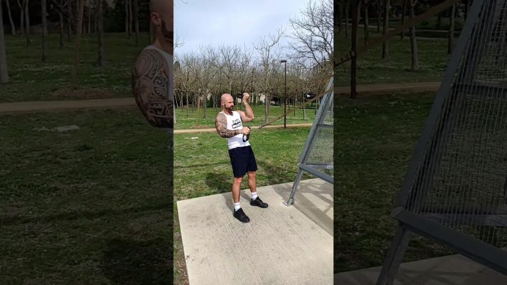 Curl preacher TRX avec rotation alterné (alternating TRX twisting preacher curl)