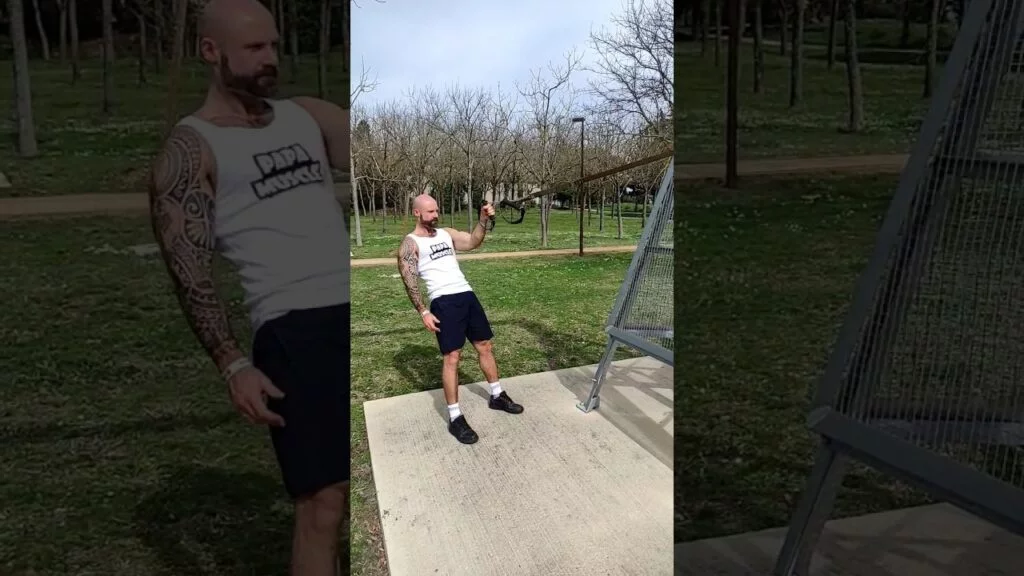 Curl preacher TRX avec rotation à un bras (one arm TRX twisting preacher curl)