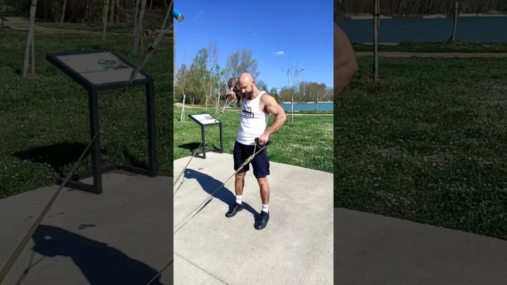Rowing menton TRX alterné (alternating TRX upright row)