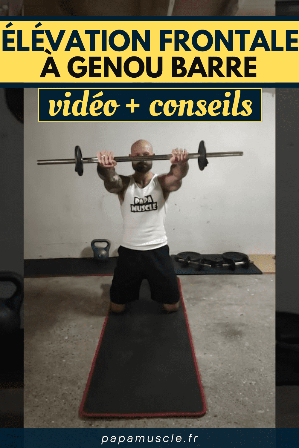 élévation frontale à genou barre