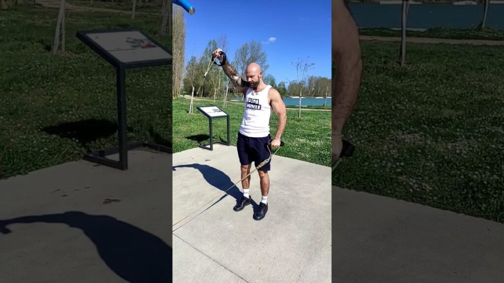 Élévation frontale TRX en bas alterné (alternating low TRX front raise)