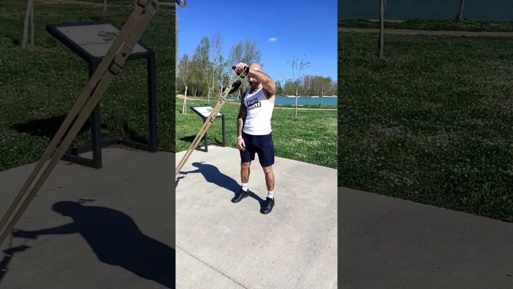Élévation frontale TRX en bas à un bras (one arm low TRX front raise)