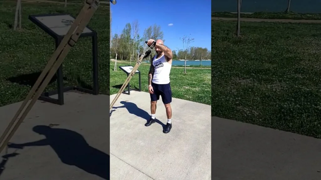 Élévation frontale TRX en bas à un bras (one arm low TRX front raise)