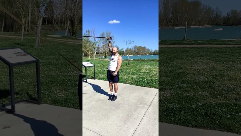 Élévation frontale TRX en haut alterné (alternating high TRX front raise)