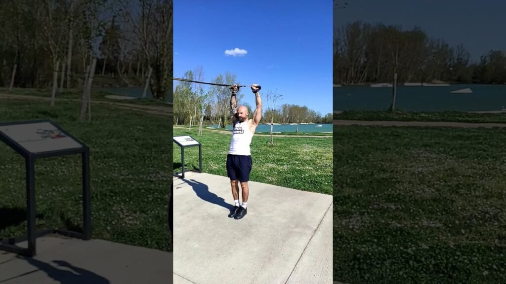 Élévation frontale TRX en haut (high TRX front raise)