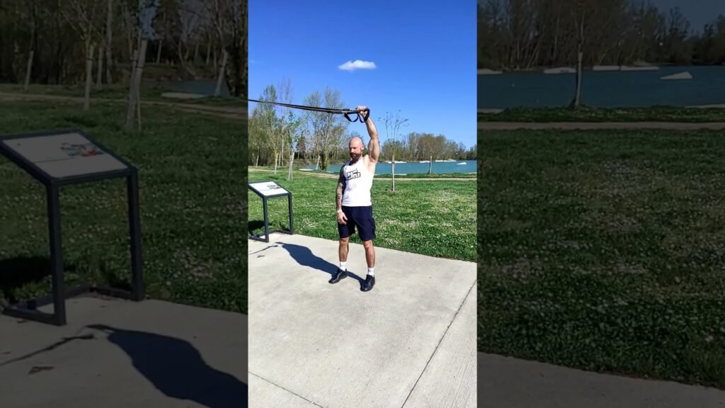 Élévation frontale TRX en haut à un bras (one arm high TRX front raise)