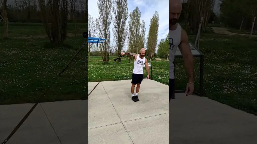 Élévation latérale coude plié TRX bas à un bras (one arm low TRX bent arm lateral raise)