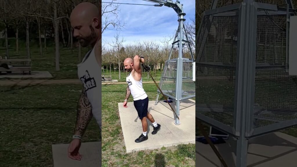 Extension triceps derrière la tête TRX bas prise neutre à un bras (one arm neutral grip overhead low TRX triceps extension)