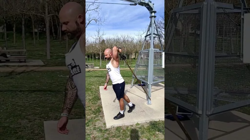 Extension triceps derrière la tête TRX bas prise neutre à un bras (one arm neutral grip overhead low TRX triceps extension)