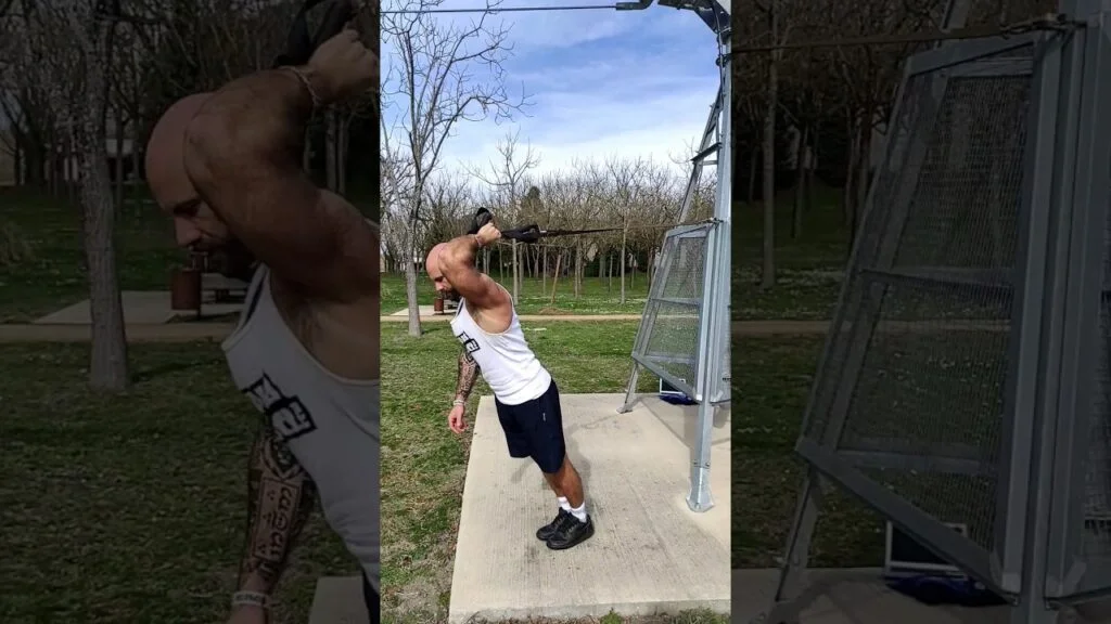 Extension triceps derrière la tête TRX haut prise neutre à un bras (one arm neutral grip overhead high TRX triceps extension)
