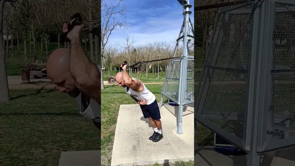 Extension triceps derrière la tête TRX haut pronation à un bras (one arm overhand overhead high TRX triceps extension)