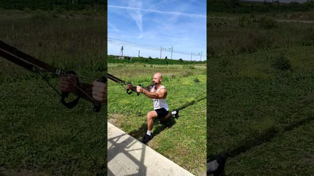 Fente arrière TRX alterné (alternating TRX reverse lunge)