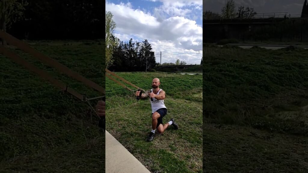 Fente révérence TRX (TRX curtsy lunge)