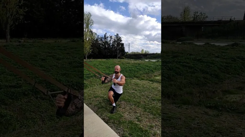 Fente révérence TRX alterné (alternating TRX curtsy lunge)