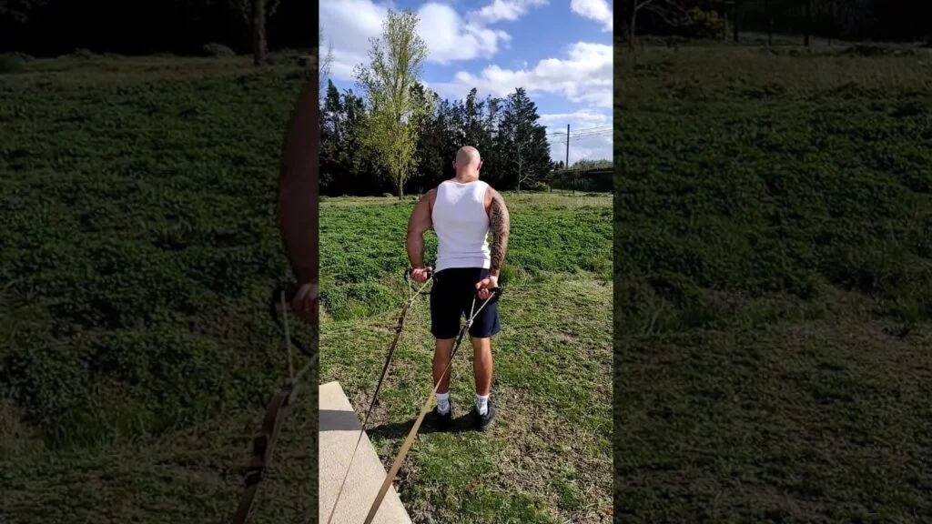 Flexion poignet derrière le dos TRX alterné (alternating behind the back TRX wrist curl)