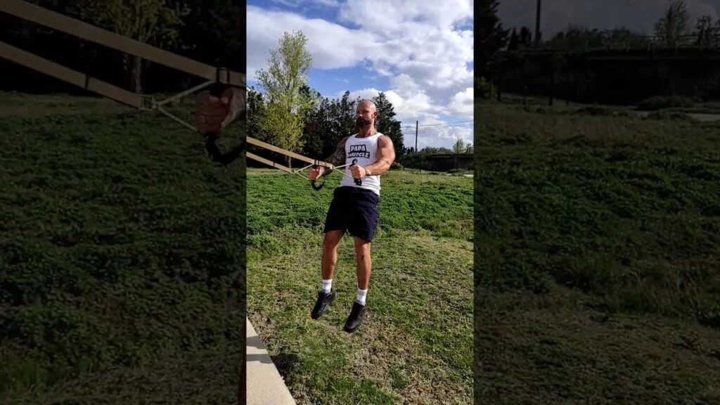 Squat sauté TRX (TRX jump squat)