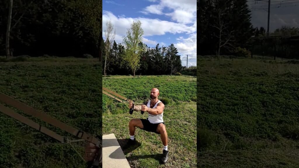Squat sumo TRX (TRX sumo squat)