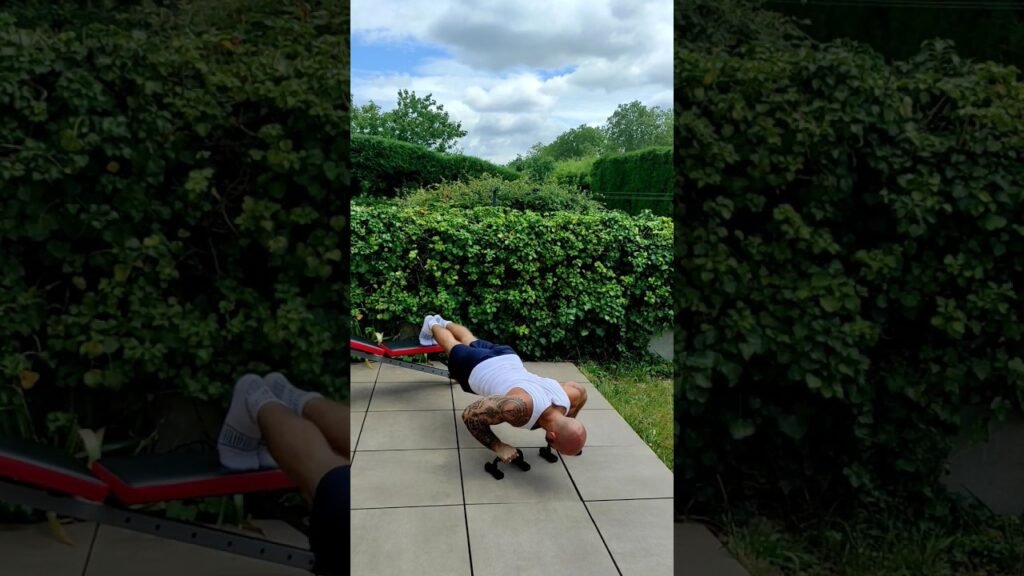 Pompe déclinée avec poignée (decline push-up with handle)