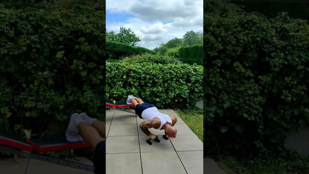 Pompe déclinée avec poignée (decline push-up with handle)