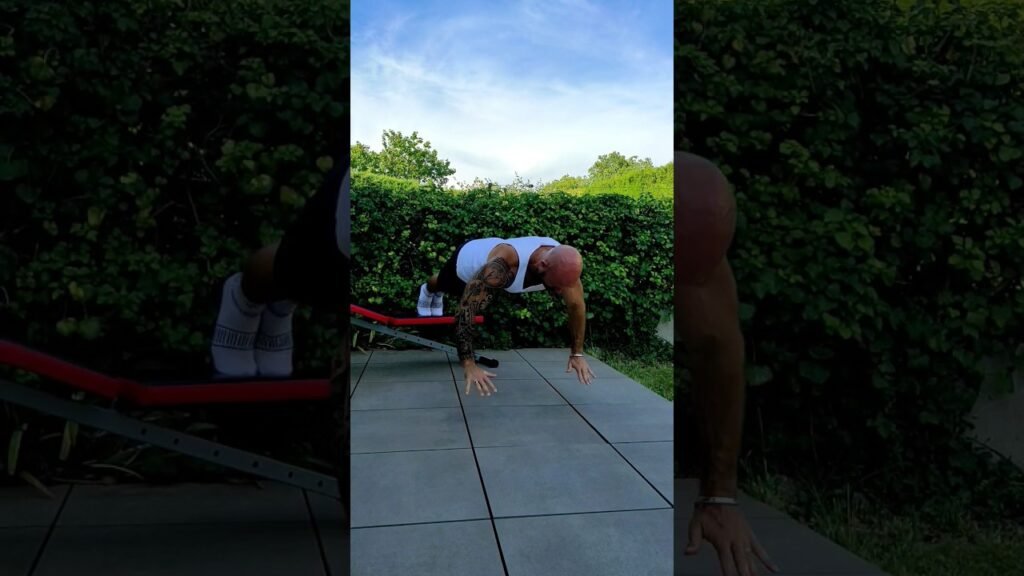 Pompe déclinée explosive prise large (wide decline explosive push-up)