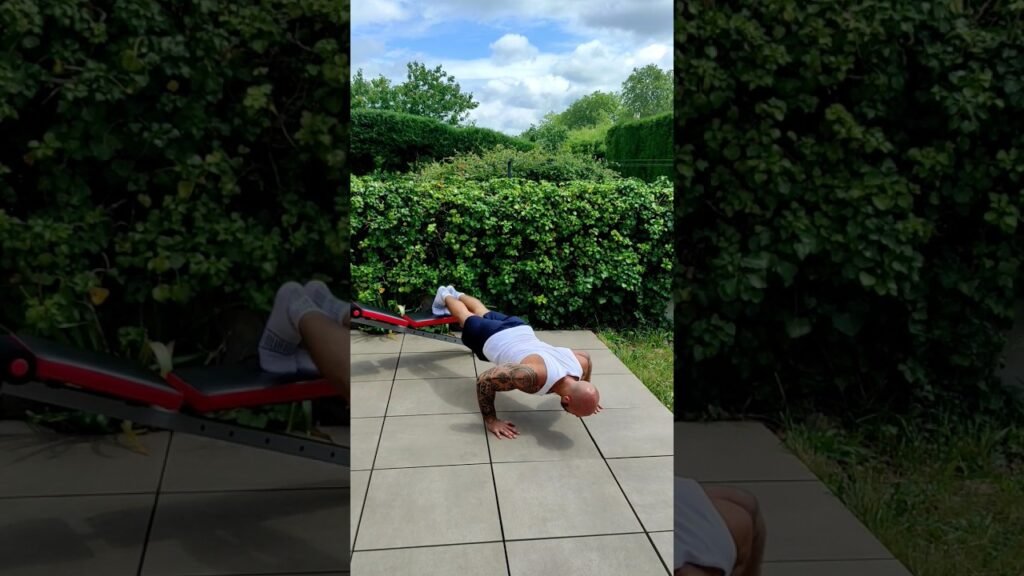 Pompe déclinée prise large (wide decline push-up)