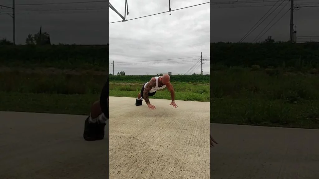 Pompe explosive prise large (wide explosive push-up)