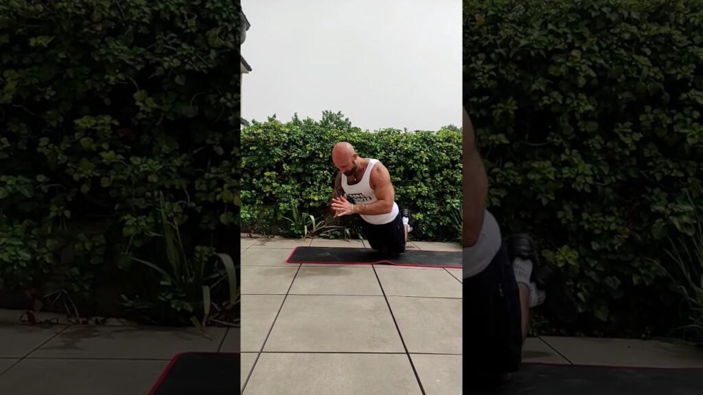 Pompe à genou claquée prise large (wide kneeling clapping push-up)