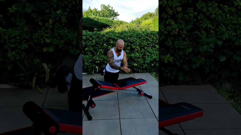 Pompe à genou inclinée claquée (kneeling incline clapping push-up)