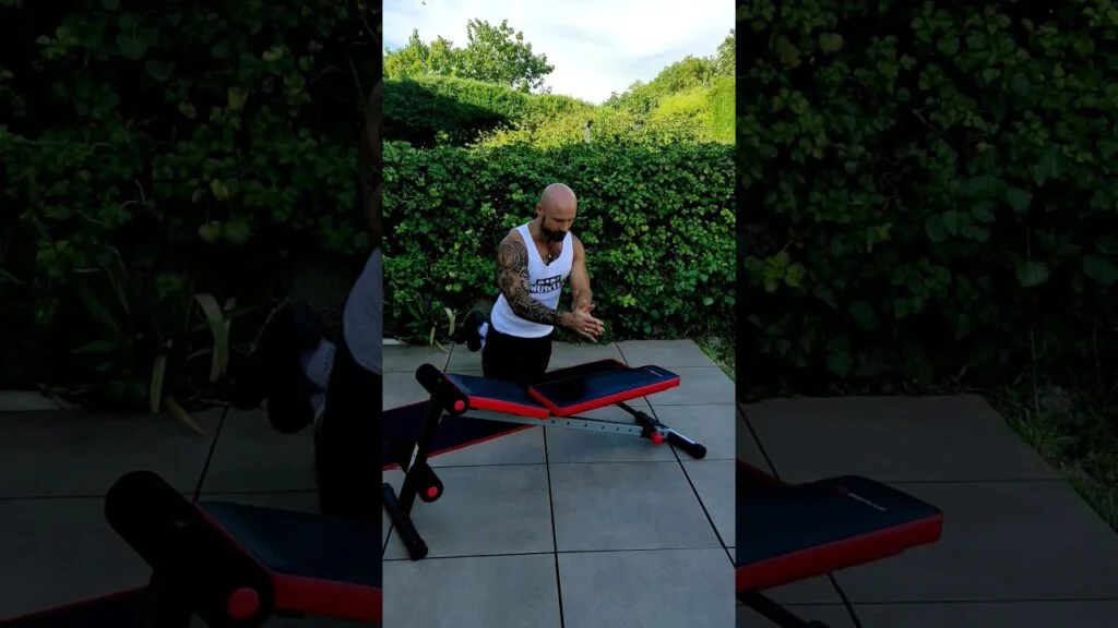 Pompe à genou inclinée claquée (kneeling incline clapping push-up)