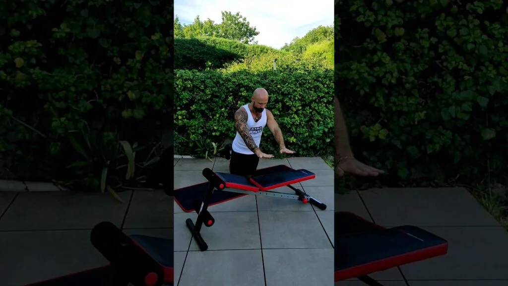 Pompe à genou inclinée explosive (kneeling incline explosive push-up)