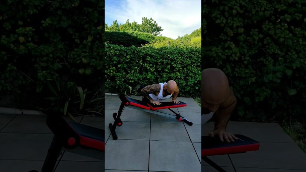 Pompe à genou inclinée (kneeling incline push-up)